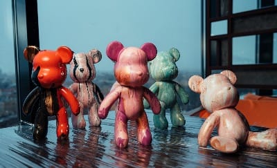 Роспись мишки Bearbricks в технике флюид-арт