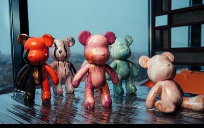 Роспись мишки Bearbricks в технике флюид-арт